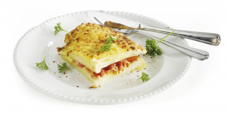 Koolrabi-knolselderijschotel met spek en kaas