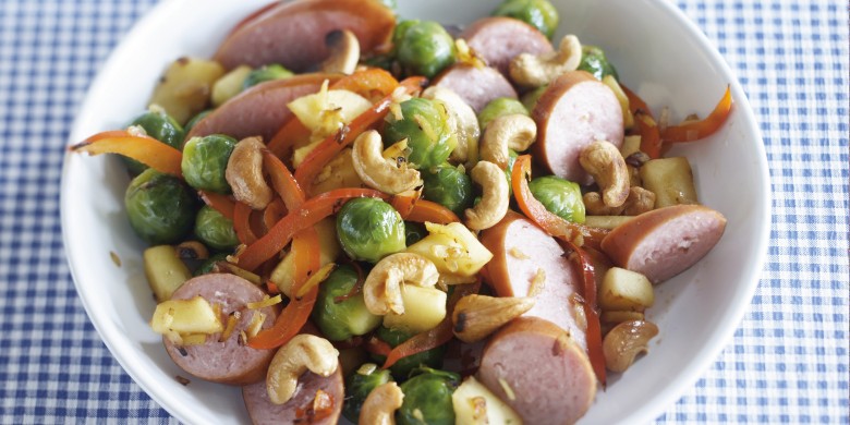 Bonte spruitjesschotel met rookworst