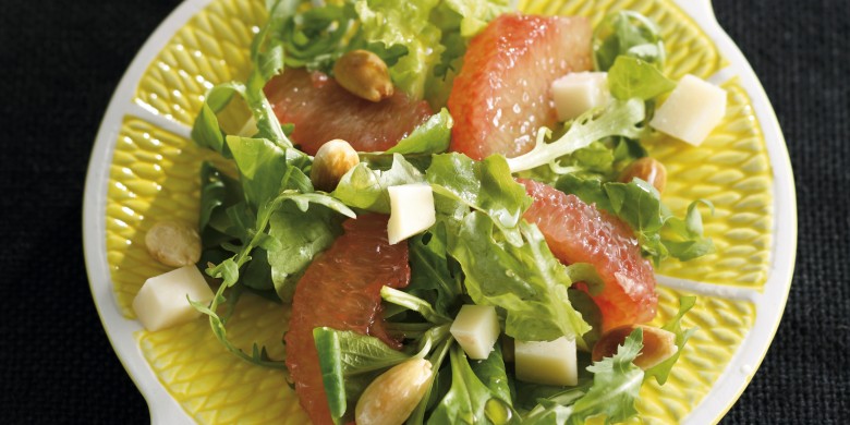 Salade met geitenkaas, amandelen en rode grapefruit