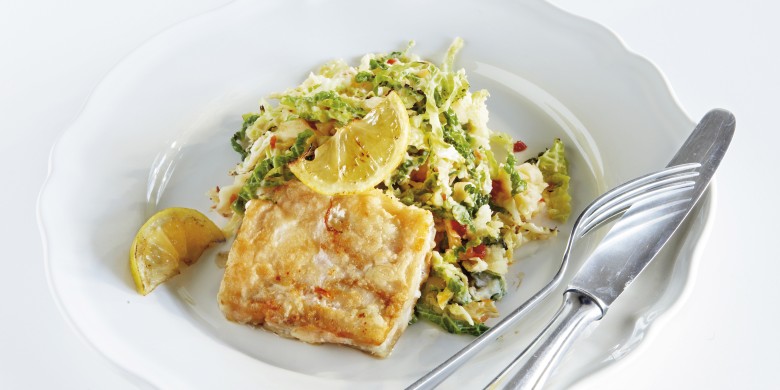 Pikante groenekoolstamppot met gebakken vis