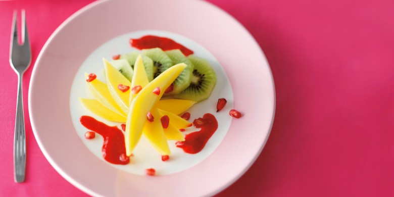 Kiwi-mangosalade met bosvruchtencoulis