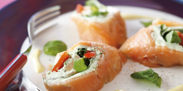 Zalmrolletjes met kruidenkaas en zoete mosterdcrème