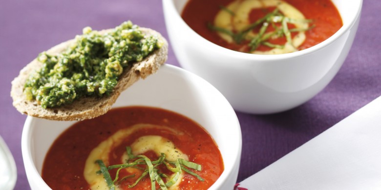 Tomaten-paprikasoep met spinazie-notencrostini