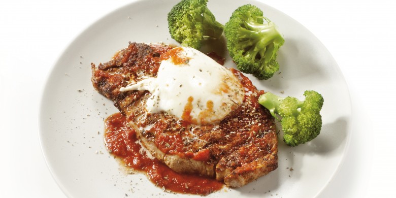 Italiaanse karbonade met tomatensaus en broccoli