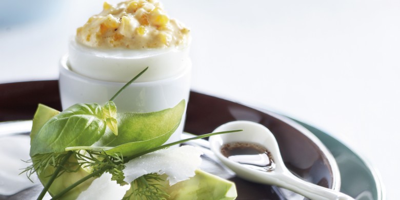 Avocado met een kruidensalade en gevuld ei