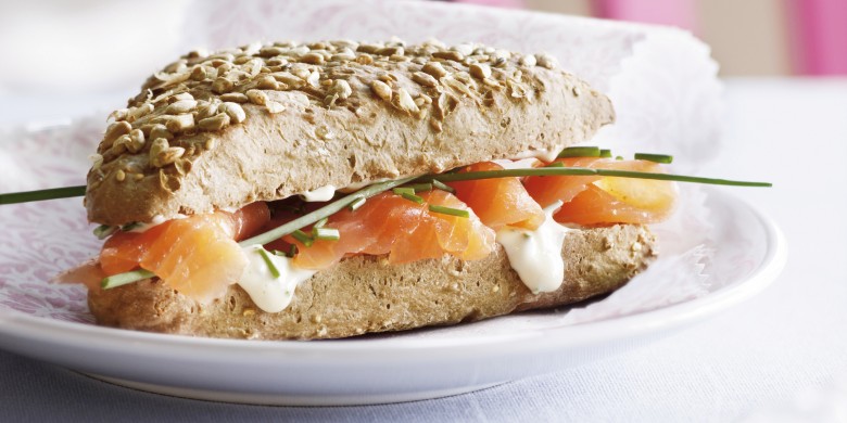 Meergranentriangel met gerookte zalm en sinaasappelmayonaise