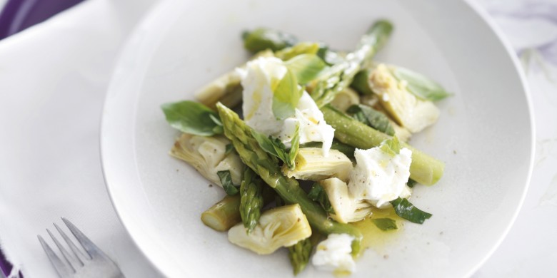Salade met groene asperges, mozzarella en artisjokken