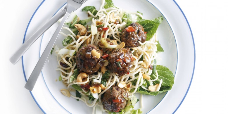 Noedelsalade met gehaktballetjes en cashewnoten