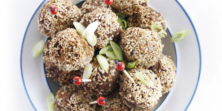 Snackballetjes in een korstje van sesam