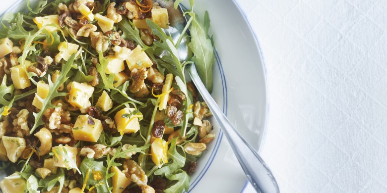 Salade met oude kaas, blanke rozijnen, honing en noten