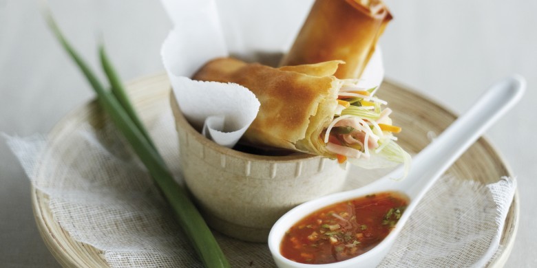 Loempiaatjes met scherpe saus 