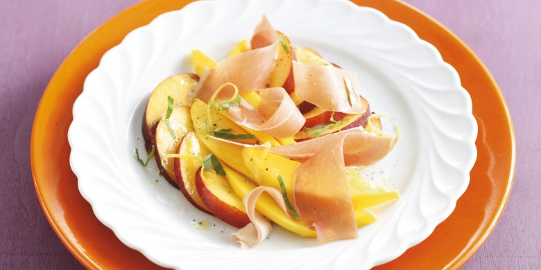Oranje fruitsalade met parmaham