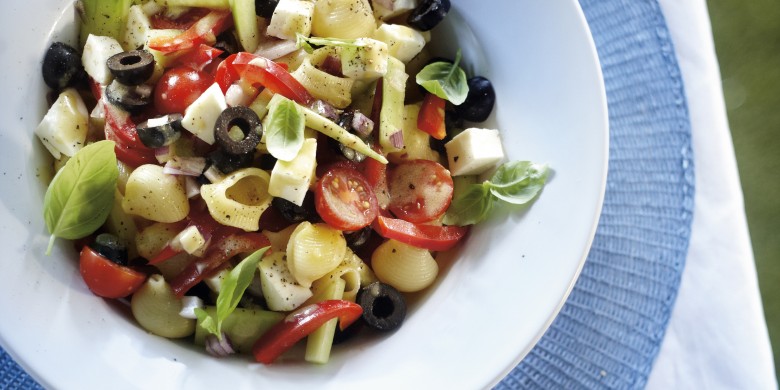 Pastasalade met mozzarella en kerstomaat