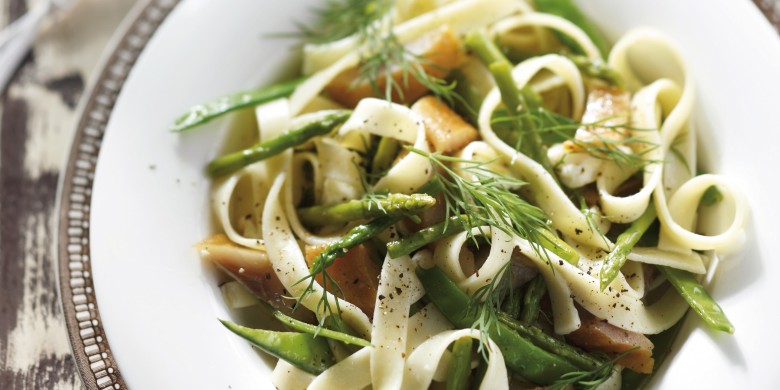 Tagliatelle met gerookte forel, asperges en peultjes