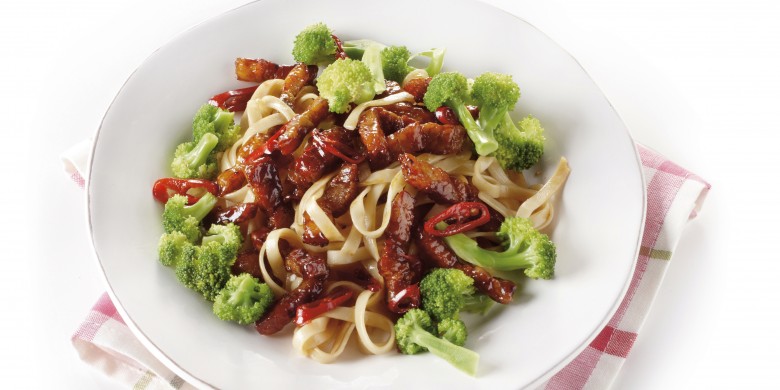 Roergebakken spekreepjes met broccoli en mie