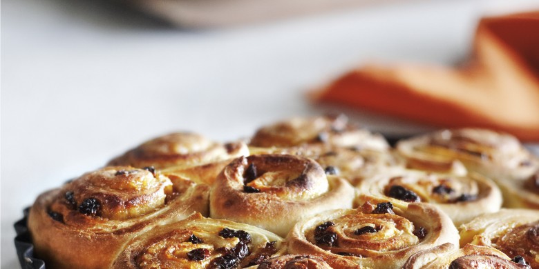 Kaneelrolletjestaart met rozijnen