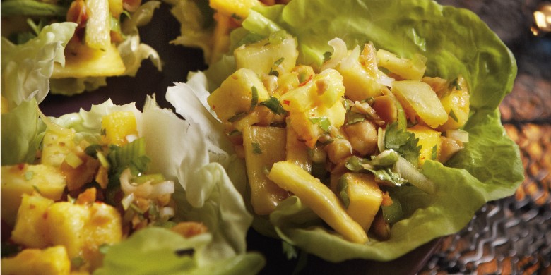 Slablad met Thaise pindasalade