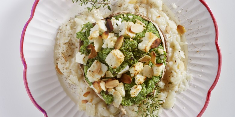 Portobello gevuld met groentemousse, feta en amandelen