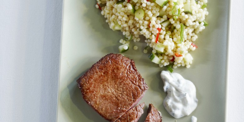 Couscoussalade met geroosterde biefstuk en tzatziki