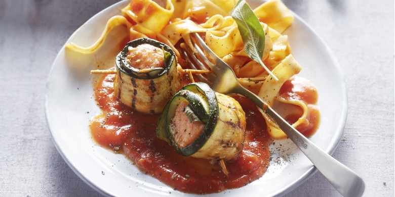 Courgetterolletjes met zalm en salie in tomatensaus