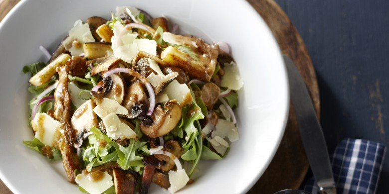 Rucolasalade met aubergine en gebakken paddenstoelen