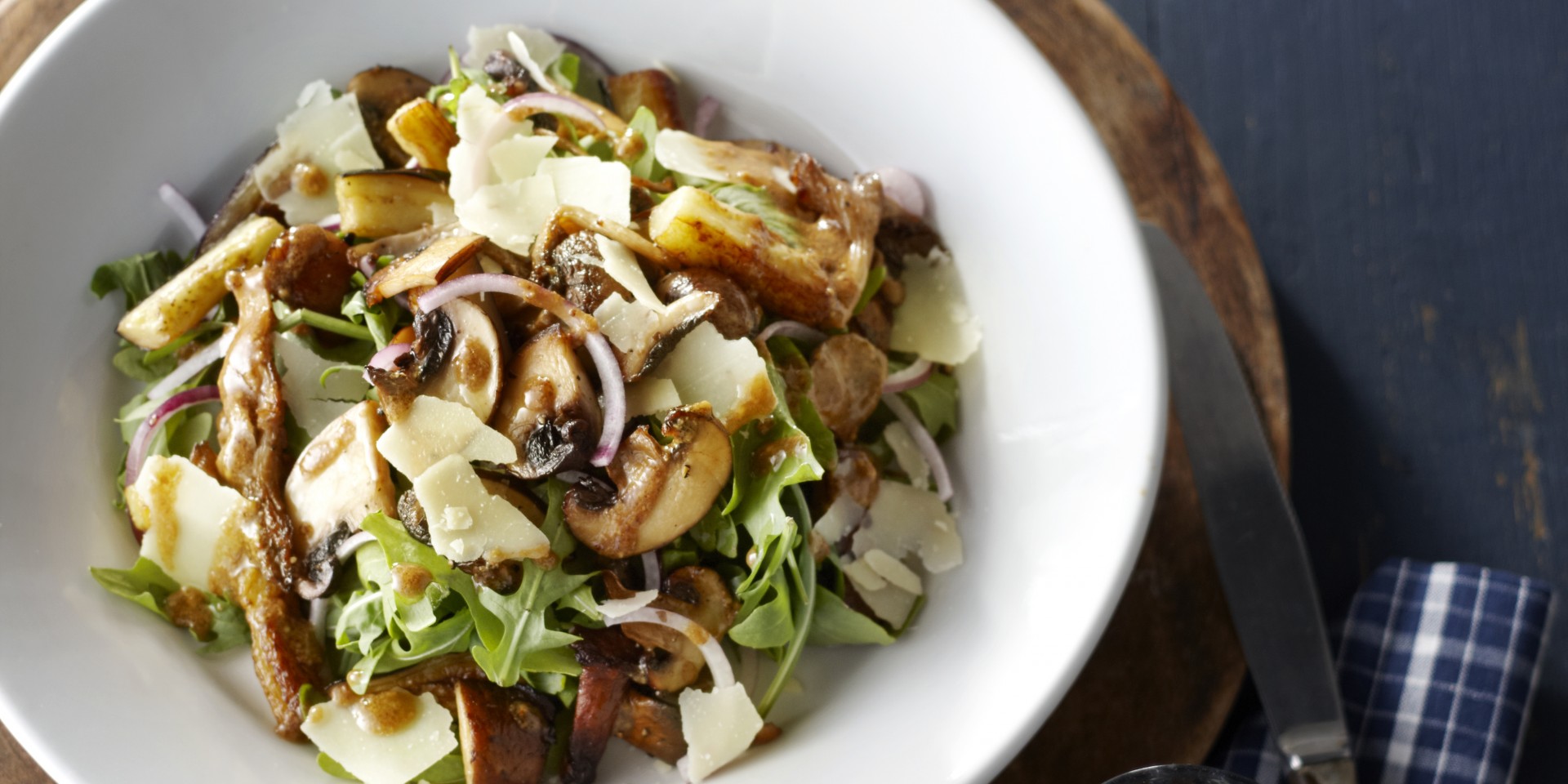 Rucolasalade met aubergine en gebakken paddenstoelen