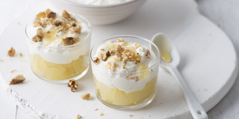 Ricotta-mousse met gepocheerde peer en walnoten