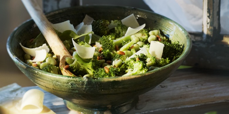 Lauwwarme tuinbonensalade met broccoli en pijnboompitten