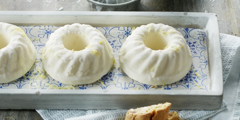 Semifreddo van roomyoghurt met citroen, honing en gember