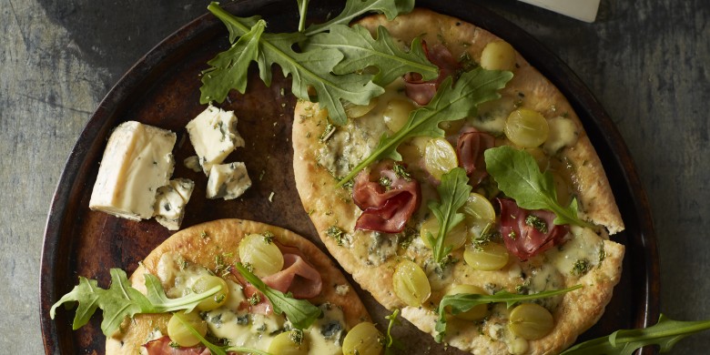 Platbrood met blauwe kaas, rauwe ham en druiven