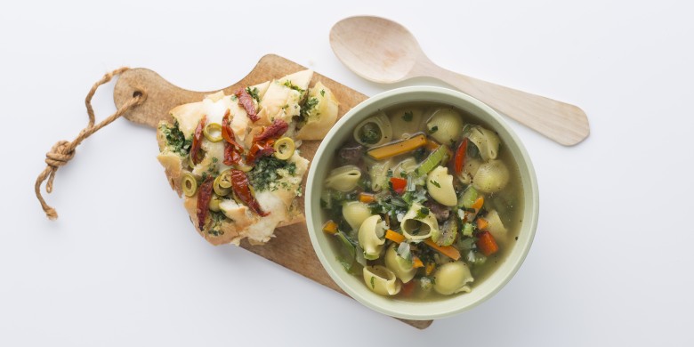 Minestrone met gevulde ciabatta