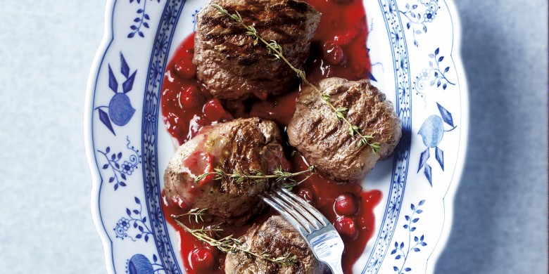 Gegrild wildbiefstukje met cranberry-portsaus en gefrituurde tijm