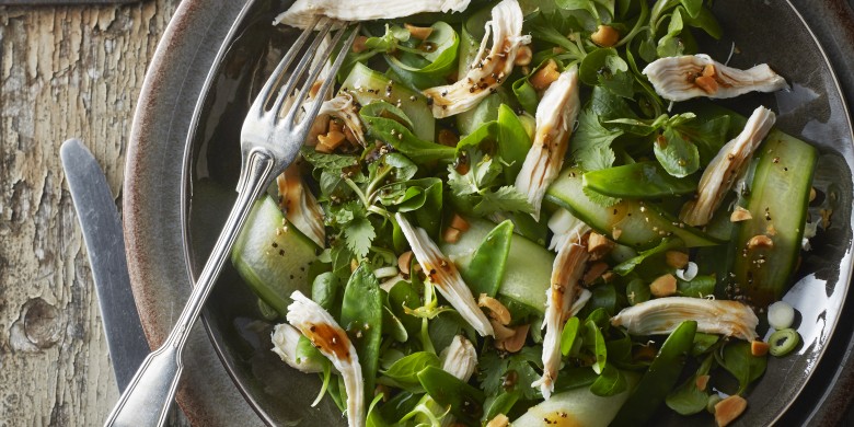 Vietnamese salade met gepocheerde kip