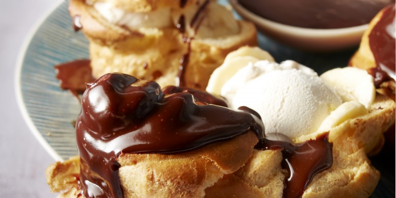 Bananensoes met warme chocosaus