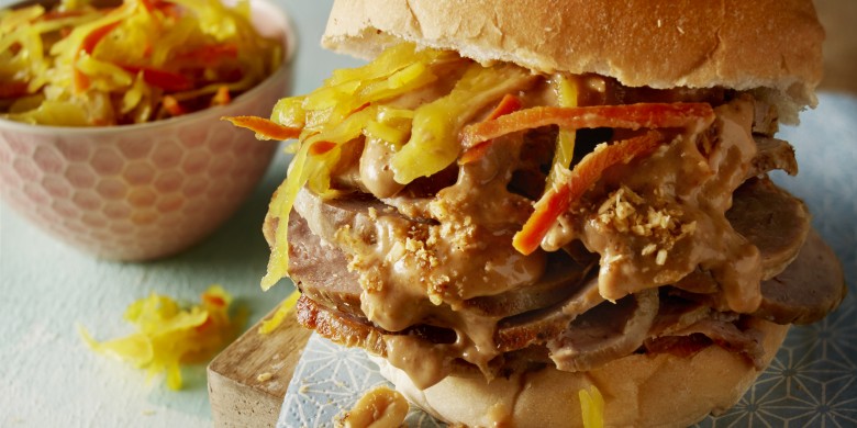 Broodje warm vlees met pindasaus