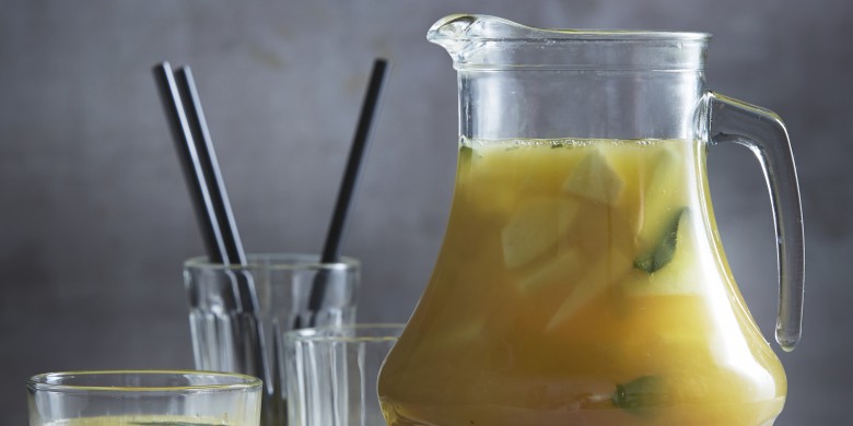 Groene-theedrank met peer en salie