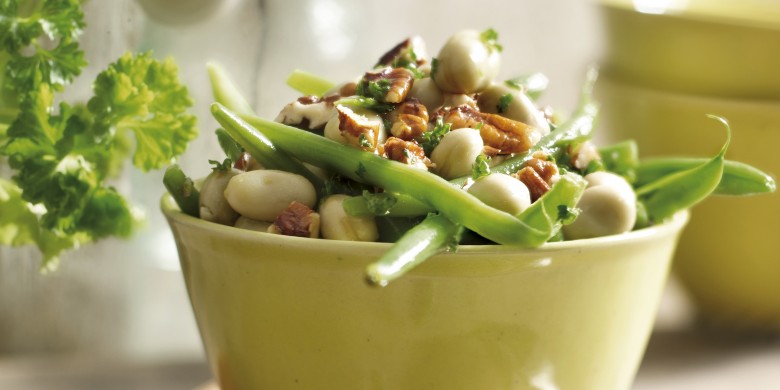Lauwwarme salade van sperziebonen, tuinbonen en notendressing