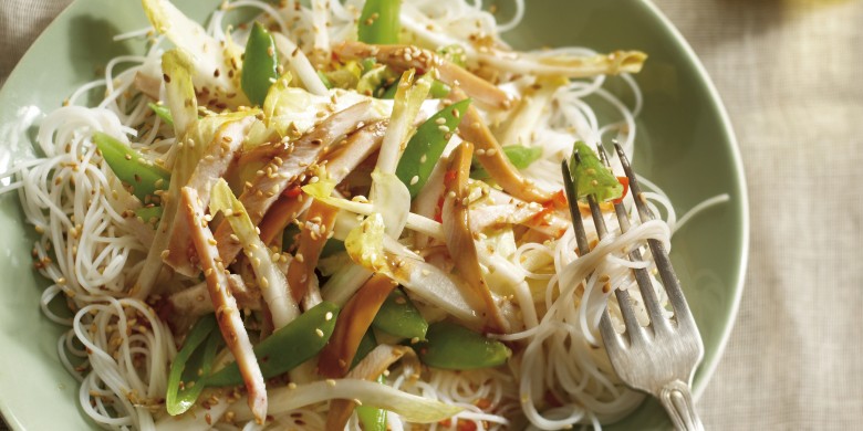 Oosterse salade met sugarsnaps, witlof, gerookte kip en sesamdressing