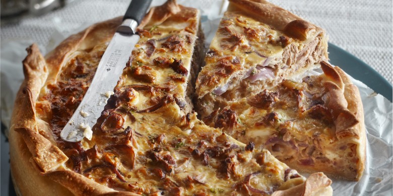 Tonijntaart met rode ui