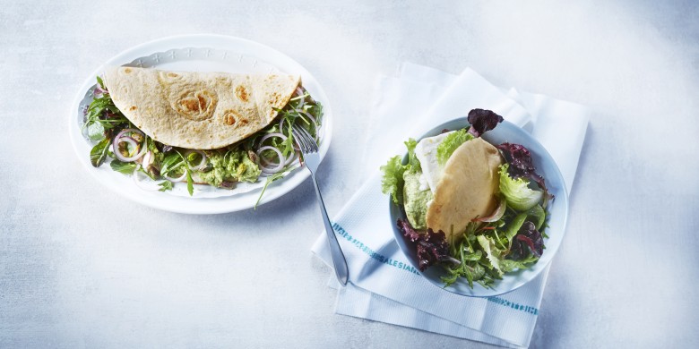 Krokante wraps met groene salade en avocadopuree