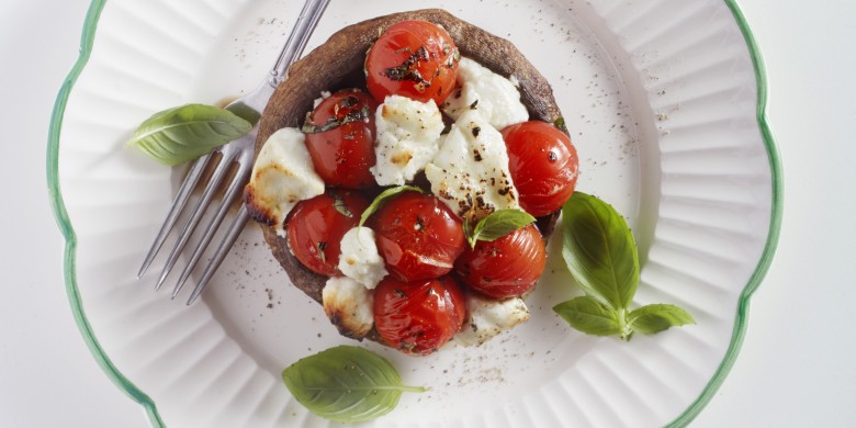Portobello gevuld met geroosterde tomaat en geitenkaas