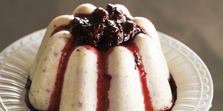 Hazelnootgriesmeelpudding met warme bramensaus