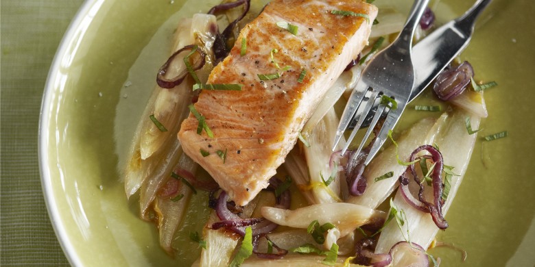 Geroerbakte witlof met zalm