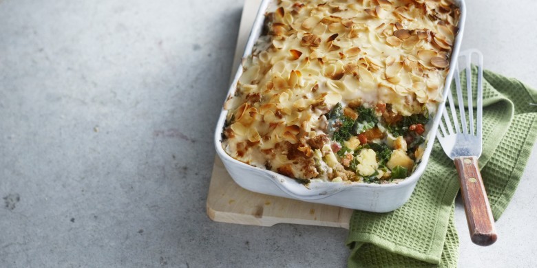 Boerenkoolschotel met amandelkorst