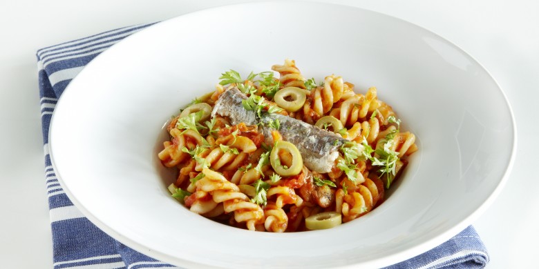 Fusilli met saus van tomaten, knoflook en sardine