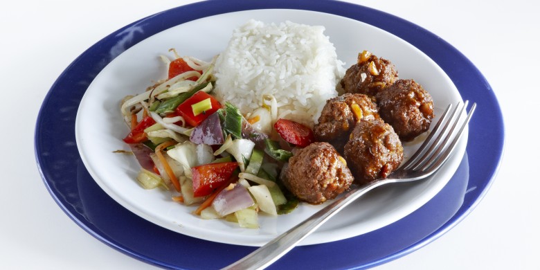 Gehaktballetjes met pinda's en wokgroenten