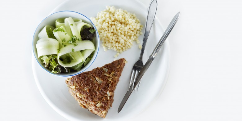 Gehaktpan met salade en couscous