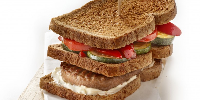 Clubsandwich met hamburger en geroosterde groenten