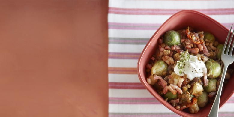 Franse linzenstoofpot met selderij, spruitjes en spekjes