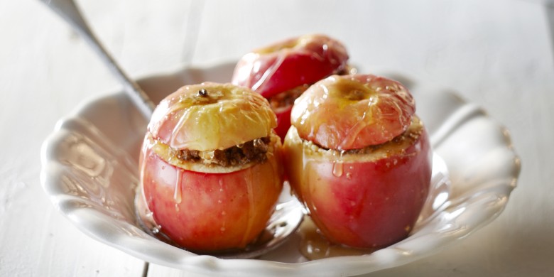 Gepofte appel met amandelkoekjes en honing